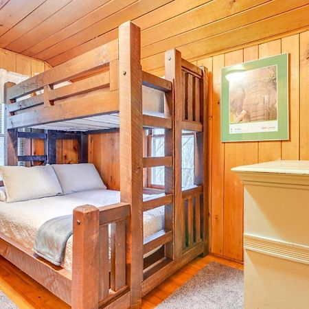 East Tawas Cabin With Deck, Backyard And Fire Pit! Zewnętrze zdjęcie