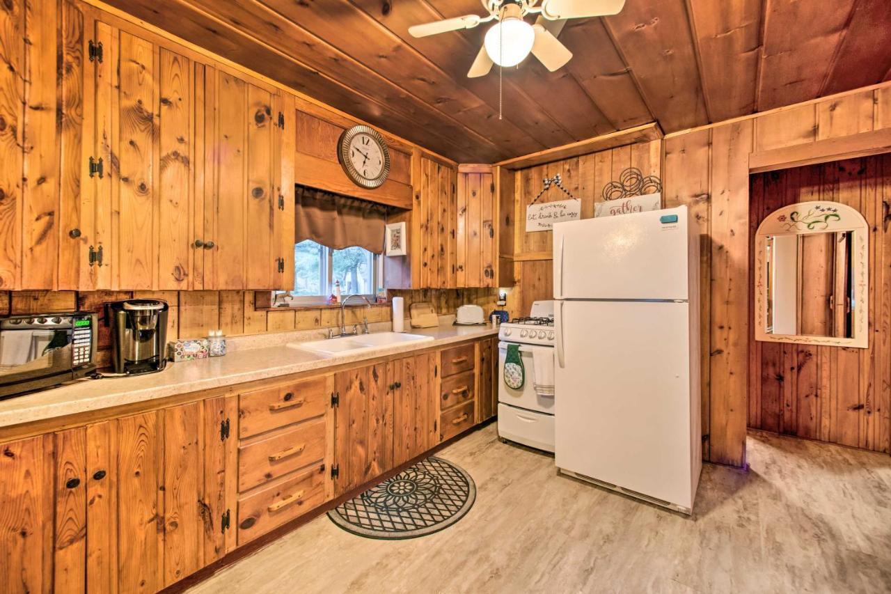 East Tawas Cabin With Deck, Backyard And Fire Pit! Zewnętrze zdjęcie