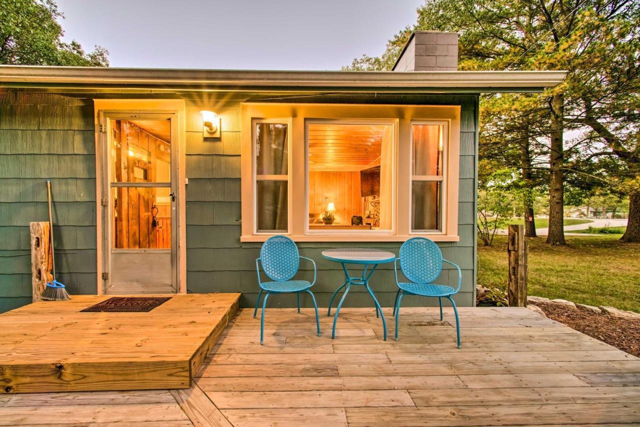 East Tawas Cabin With Deck, Backyard And Fire Pit! Zewnętrze zdjęcie