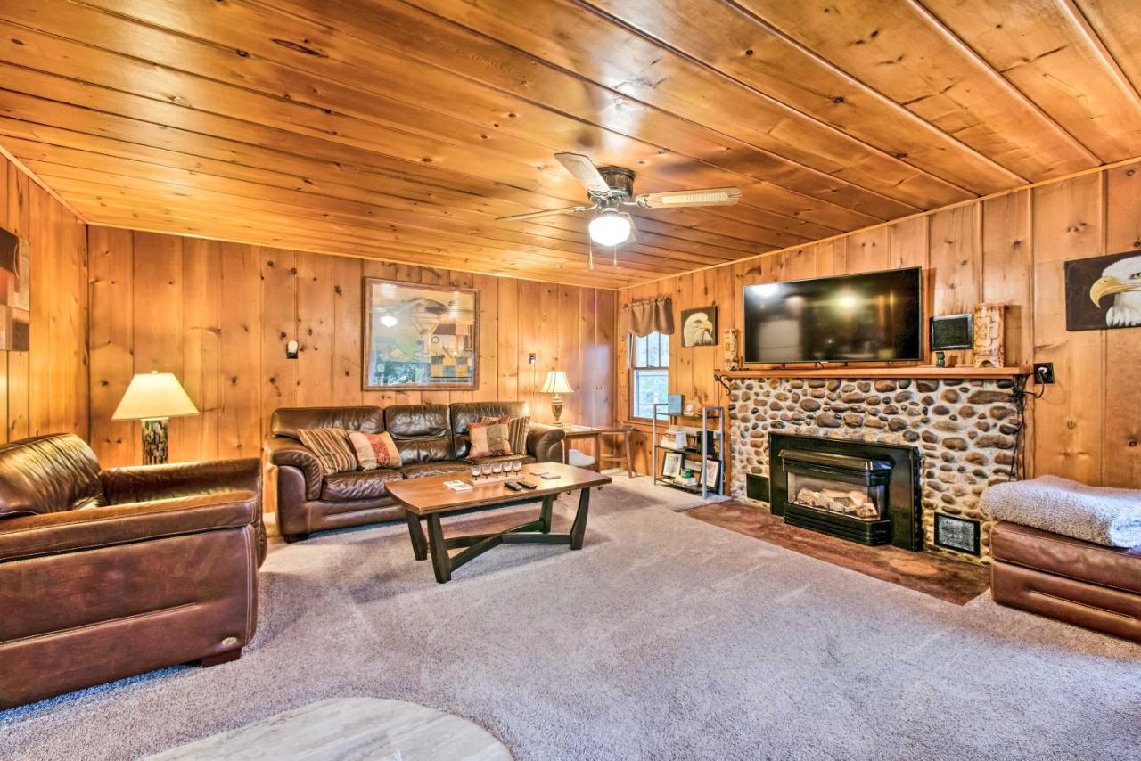 East Tawas Cabin With Deck, Backyard And Fire Pit! Zewnętrze zdjęcie