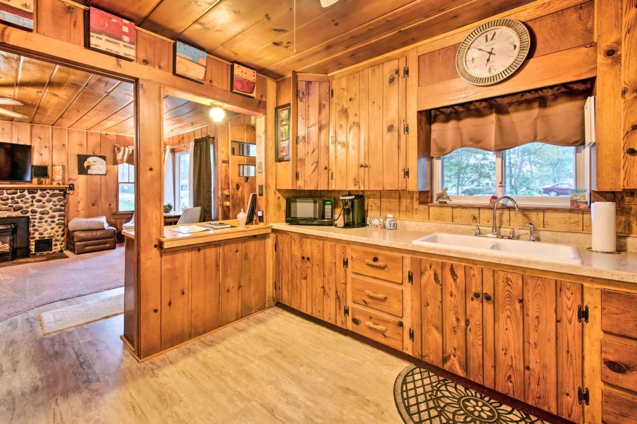 East Tawas Cabin With Deck, Backyard And Fire Pit! Zewnętrze zdjęcie