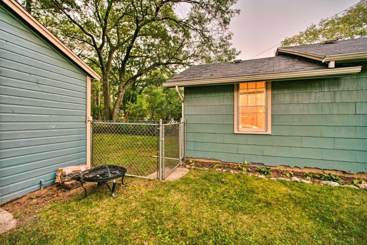 East Tawas Cabin With Deck, Backyard And Fire Pit! Zewnętrze zdjęcie