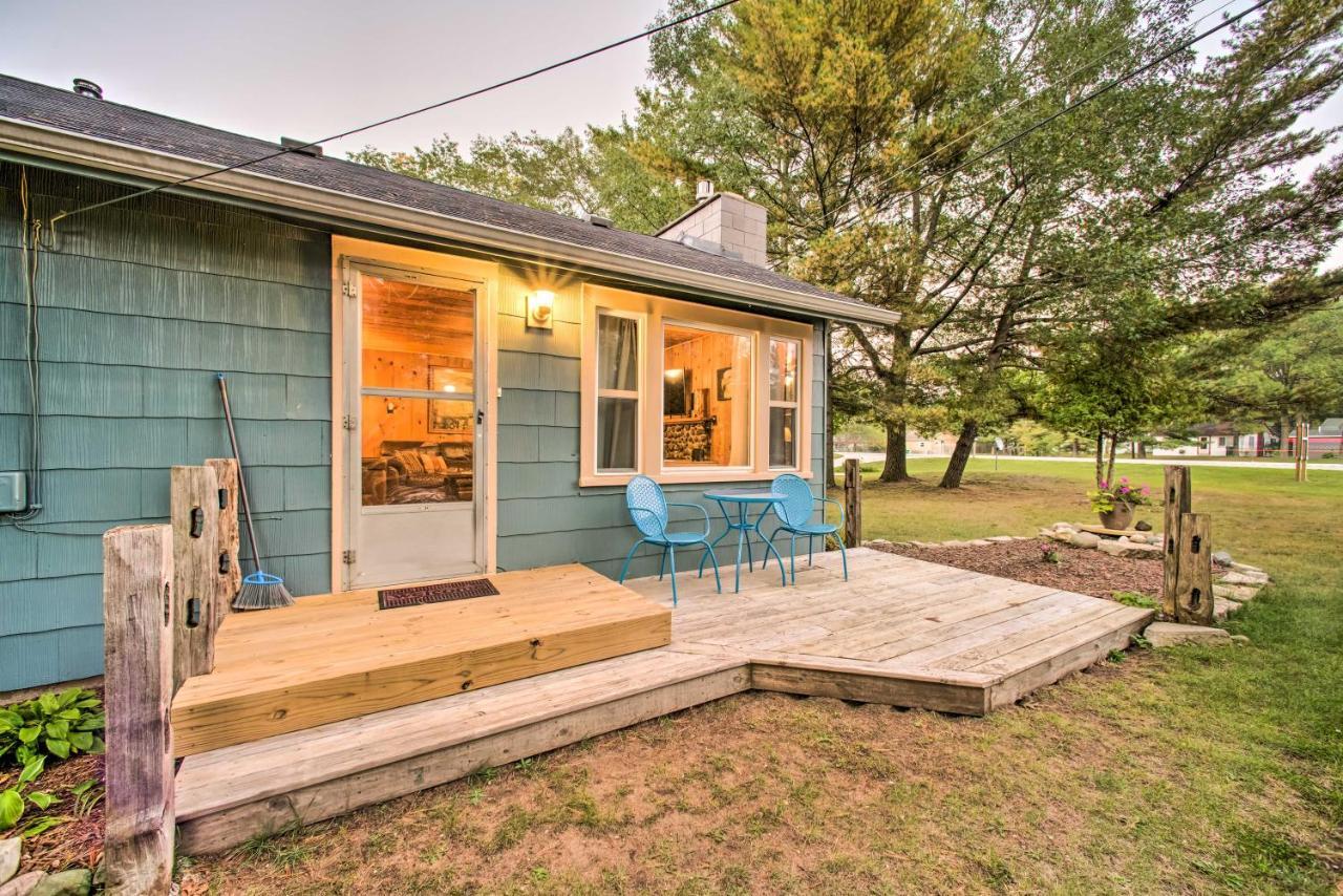 East Tawas Cabin With Deck, Backyard And Fire Pit! Zewnętrze zdjęcie