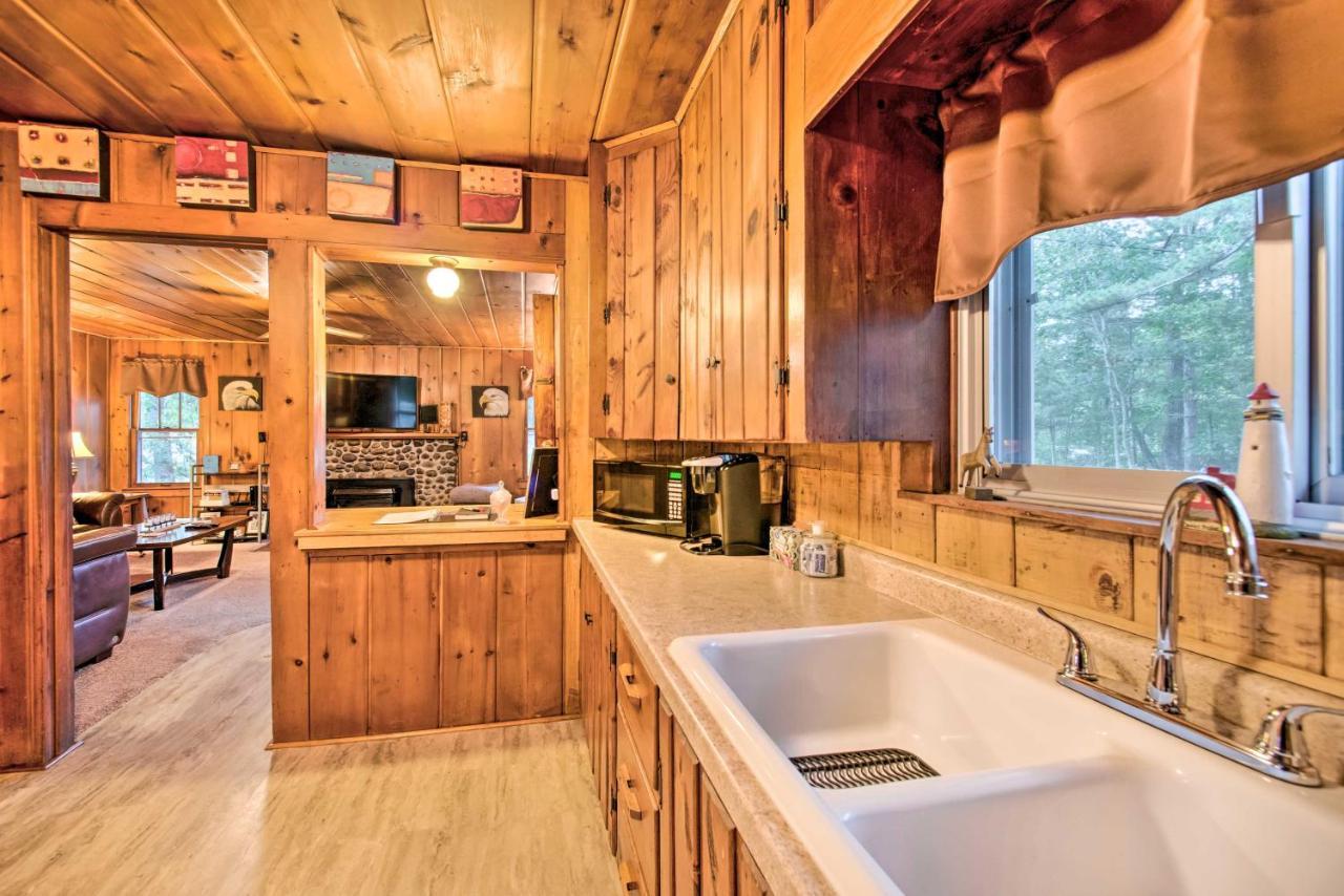 East Tawas Cabin With Deck, Backyard And Fire Pit! Zewnętrze zdjęcie
