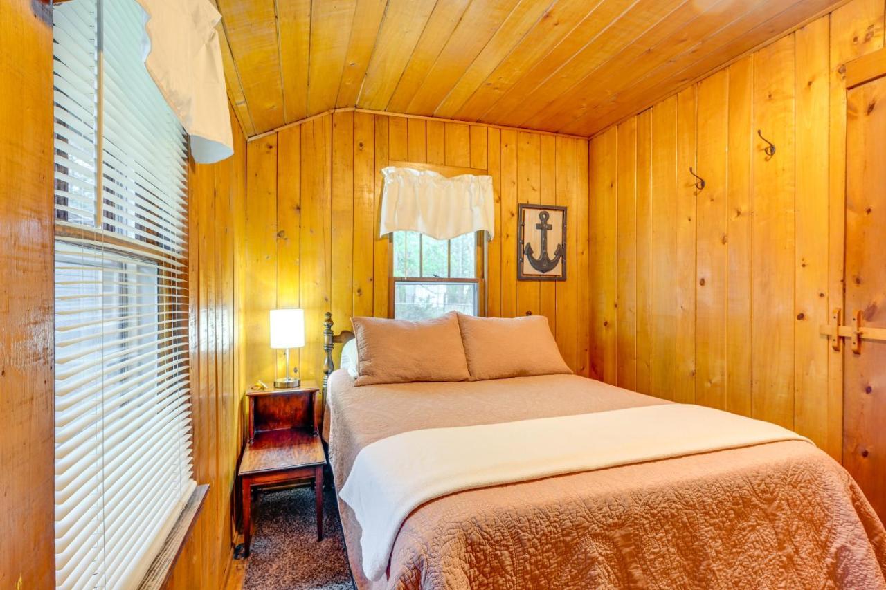 East Tawas Cabin With Deck, Backyard And Fire Pit! Zewnętrze zdjęcie