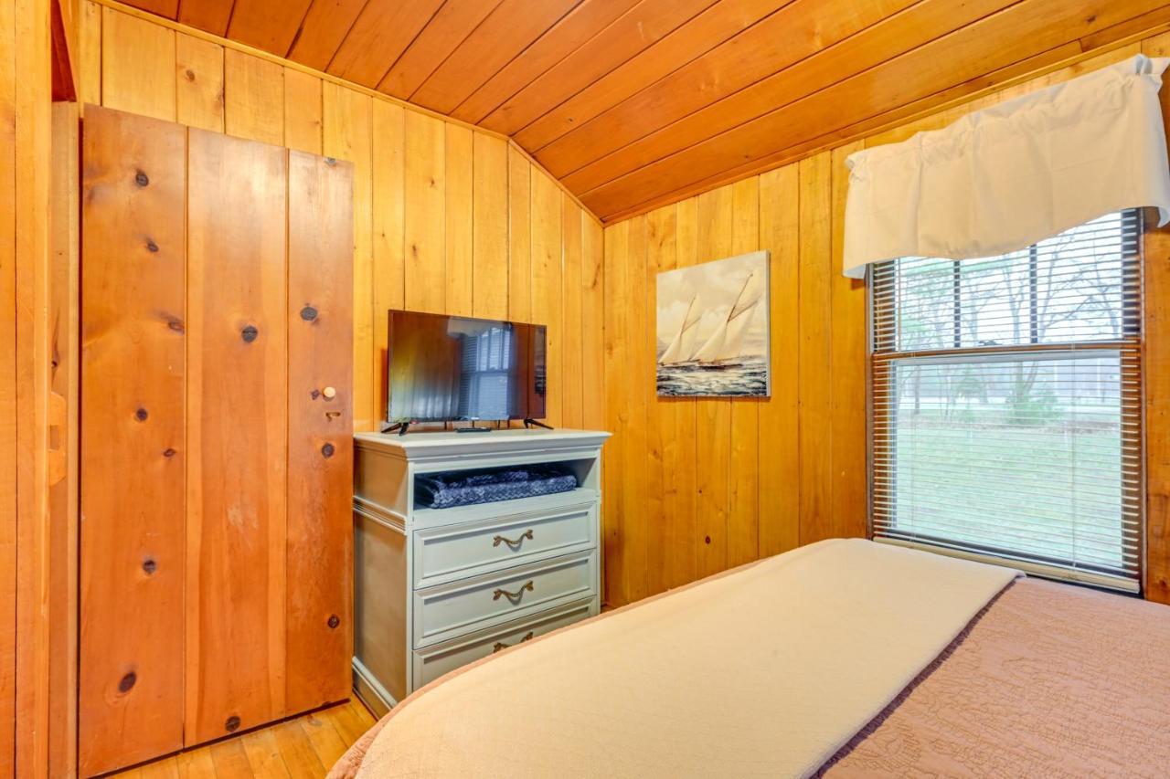 East Tawas Cabin With Deck, Backyard And Fire Pit! Zewnętrze zdjęcie